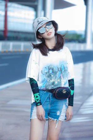 彭小苒甜美俏皮机场照图片