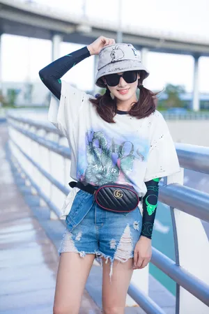 彭小苒甜美俏皮机场照图片_3