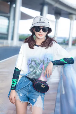彭小苒甜美俏皮机场照图片_4