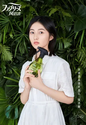 张子枫代言广告写真图片