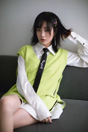 王梓薇绿色清秀写真图片_5