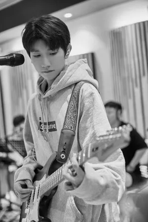 王源清爽帅气写真图片