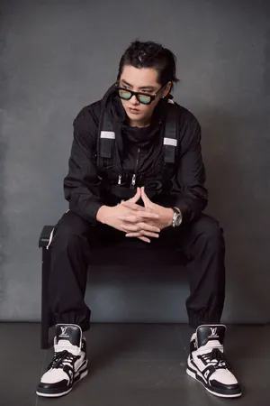 吴亦凡俏皮个性工装写真图片
