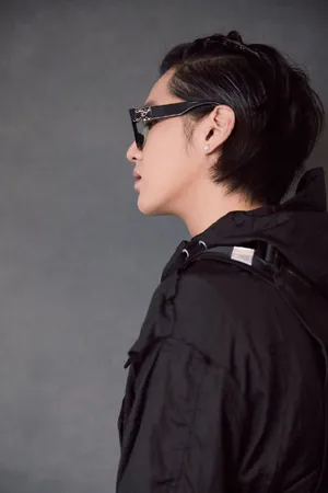 吴亦凡俏皮个性工装写真图片_2