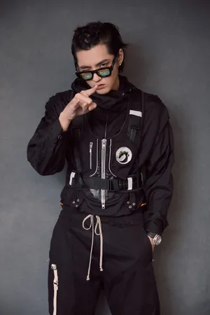 吴亦凡俏皮个性工装写真图片_4