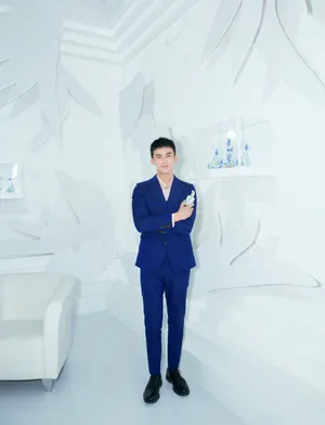 吴磊清新短发西装写真图片_4