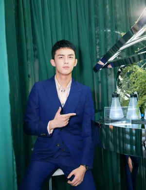 吴磊清新短发西装写真图片_8