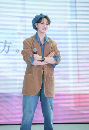 朱正廷文艺帅气活动照图片