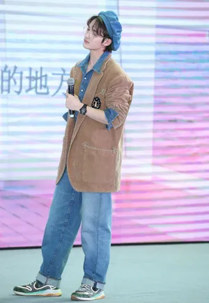 朱正廷文艺帅气活动照图片_4