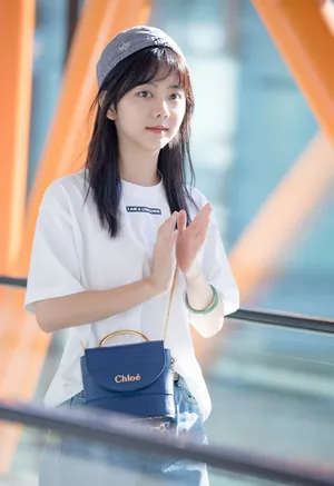 谭松韵清爽私服街拍照图片_2