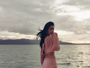 李沁海边养眼写真图片