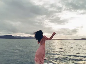李沁海边养眼写真图片_4
