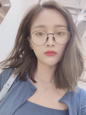 吴宣仪眼镜性感自拍照图片