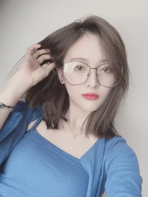 吴宣仪眼镜性感自拍照图片_2