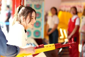 迪丽热巴娱乐园甜美写真图片_5