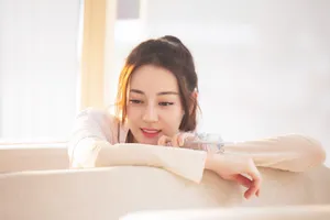 迪丽热巴游乐园清新写真图片_3