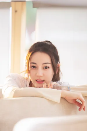 迪丽热巴游乐园清新写真图片_4