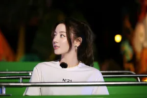 迪丽热巴游乐园清新写真图片_6