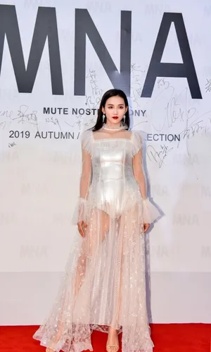 周开开白色蕾丝礼服性感图片