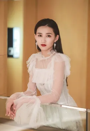 周开开白色蕾丝礼服性感图片