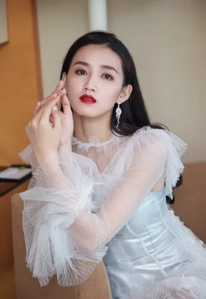 周开开白色蕾丝礼服性感图片_2
