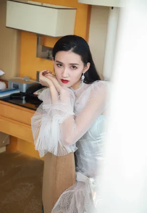 周开开白色蕾丝礼服性感图片_3
