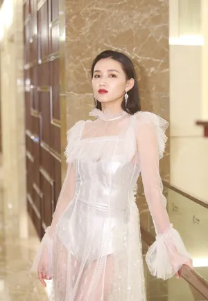 周开开白色蕾丝礼服性感图片_4
