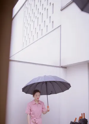 吴倩雨中唯美写真图片_1