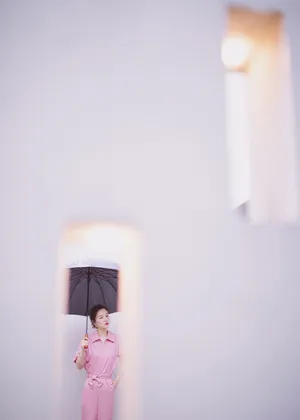 吴倩雨中唯美写真图片_2