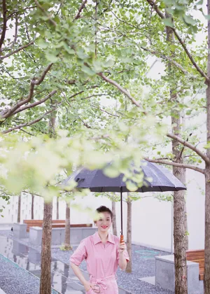 吴倩雨中唯美写真图片_4