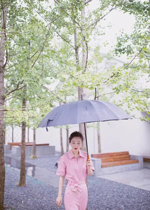 吴倩雨中唯美写真图片_5