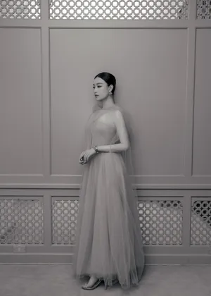 倪妮裸粉纱裙优雅写真图片_1