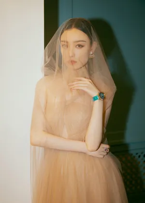 倪妮裸粉纱裙优雅写真图片_3
