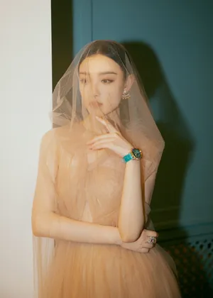 倪妮裸粉纱裙优雅写真图片_4