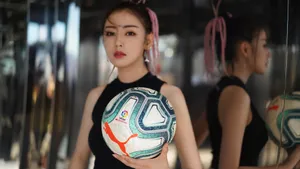 张天爱粉色脏辫甜酷写真图片