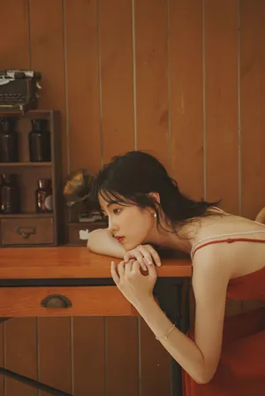 章乐韵性感美艳吊带裙写真图片_7