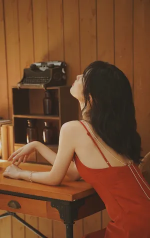 章乐韵性感美艳吊带裙写真图片_8