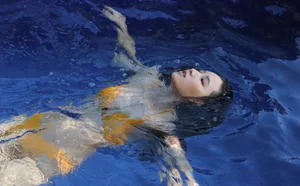 周开开迷人曲线性感水中摄影写真_3