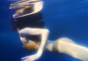 周开开迷人曲线性感水中摄影写真_4