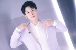周奇可爱西装写真图片_2