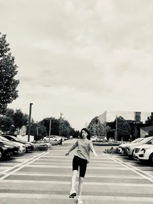 苏晓彤黑白活力街拍照图片_3