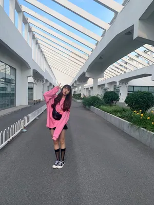 苏晓彤俏皮活力街拍图片