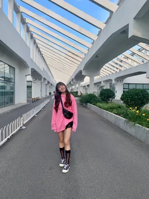苏晓彤俏皮活力街拍图片