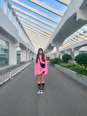 苏晓彤俏皮活力街拍图片_3