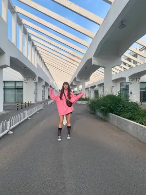 苏晓彤俏皮活力街拍图片_4