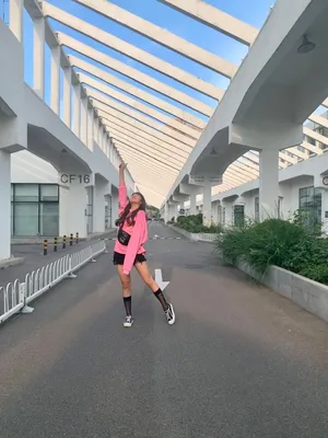 苏晓彤俏皮活力街拍图片_5