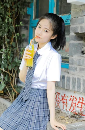 汤梦佳清纯甜美制服写真图片