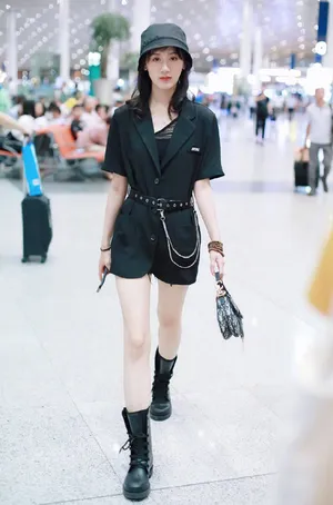 袁冰妍休闲率性机场照图片