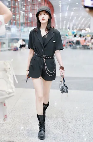 袁冰妍休闲率性机场照图片_3