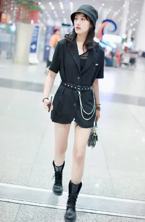 袁冰妍休闲率性机场照图片_4